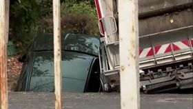 VIDEO Un băiețel de cinci ani a scăpat miraculos de la moarte. Micuțul a căzut într-o groapă